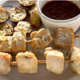 CUBES DE BLANC DE POULET ASSAISONNÉS « SUR BROCHETTES » (3 LBS)